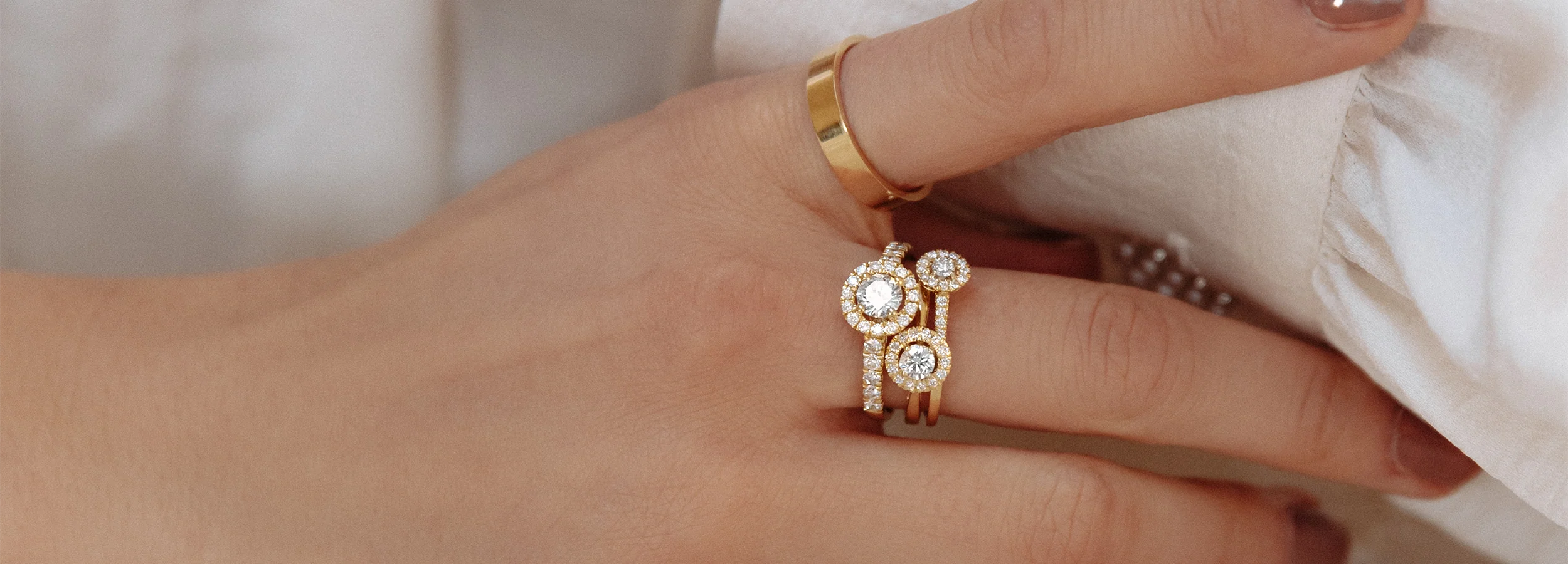Luxe aanzoeksringen van Aurore Jewelry van duurzame materialen