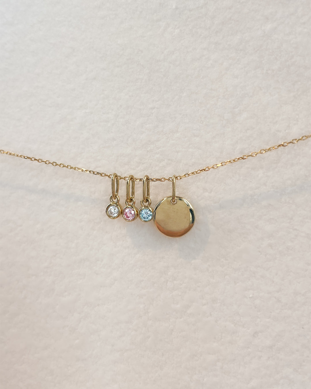Collier met graveerplaatje + roze diamant hanger 0,05 crt. geelgoud