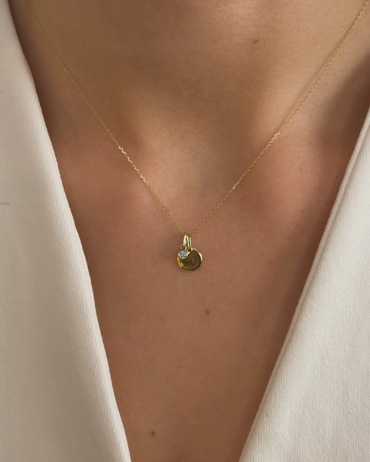Collier met graveerplaatje + blauwe diamant hanger 0,05 crt. geelgoud