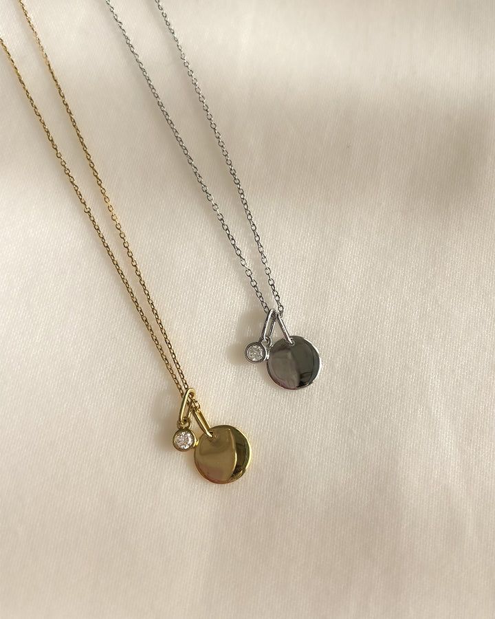 Collier met graveerplaatje + witte diamant hanger 0,05 crt. geelgoud