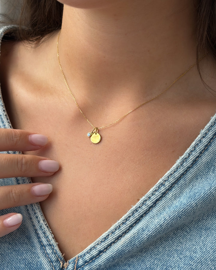 Collier met graveerplaatje + blauwe diamant hanger 0,05 crt. geelgoud