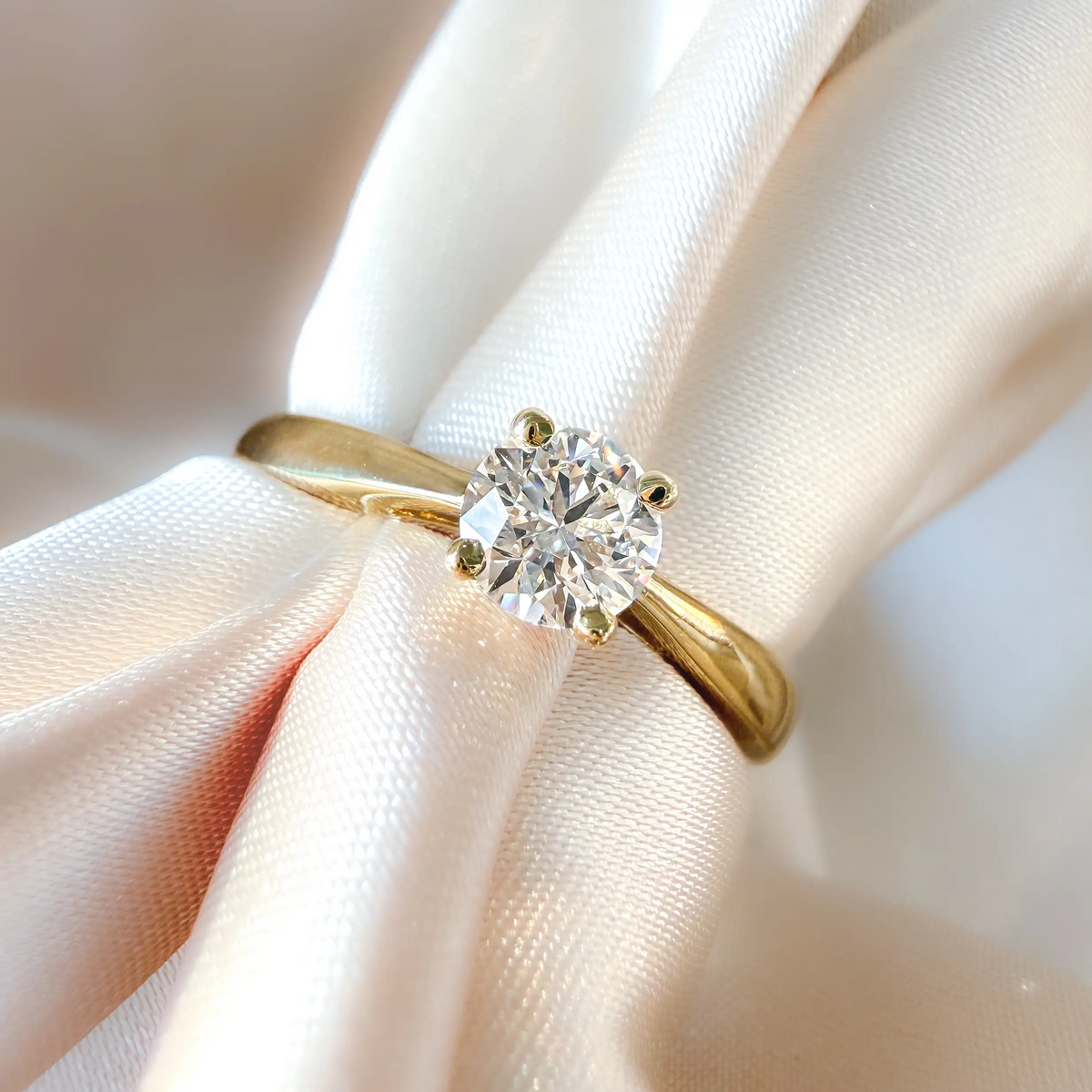 Close-up van de Olivia ring met lab-grown diamant van Aurore Jewelry in 18 karaat geelgoud.