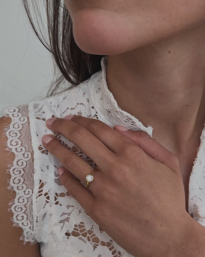 Ring Lily 0,75 crt. geelgoud